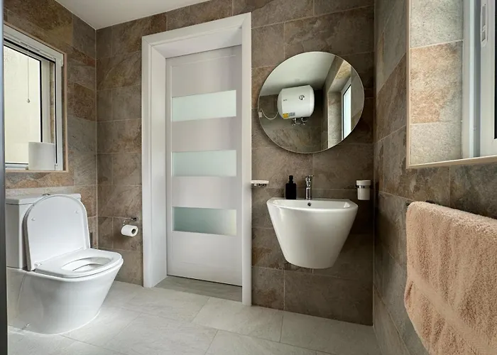 Luxury & Modern Two Bedroom Appartamento *